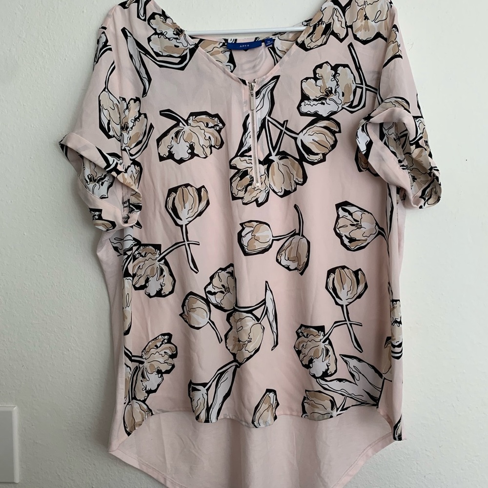 Pink blush flower top - Picture 2 of 7